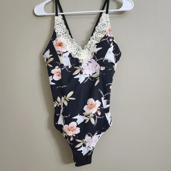 Cupshe size LX onepice lace v nick adjustable straps cross back beach vacation - Picture 2 of 8